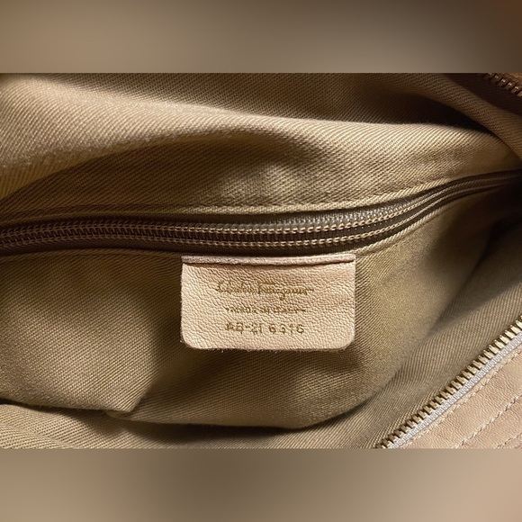 SALVATORE FERRAGAMO LARGE HOBO SHOULDER/HANDBAG GANCINI LOCK BEIGE/CREAM LEATHER - Picture 10 of 12